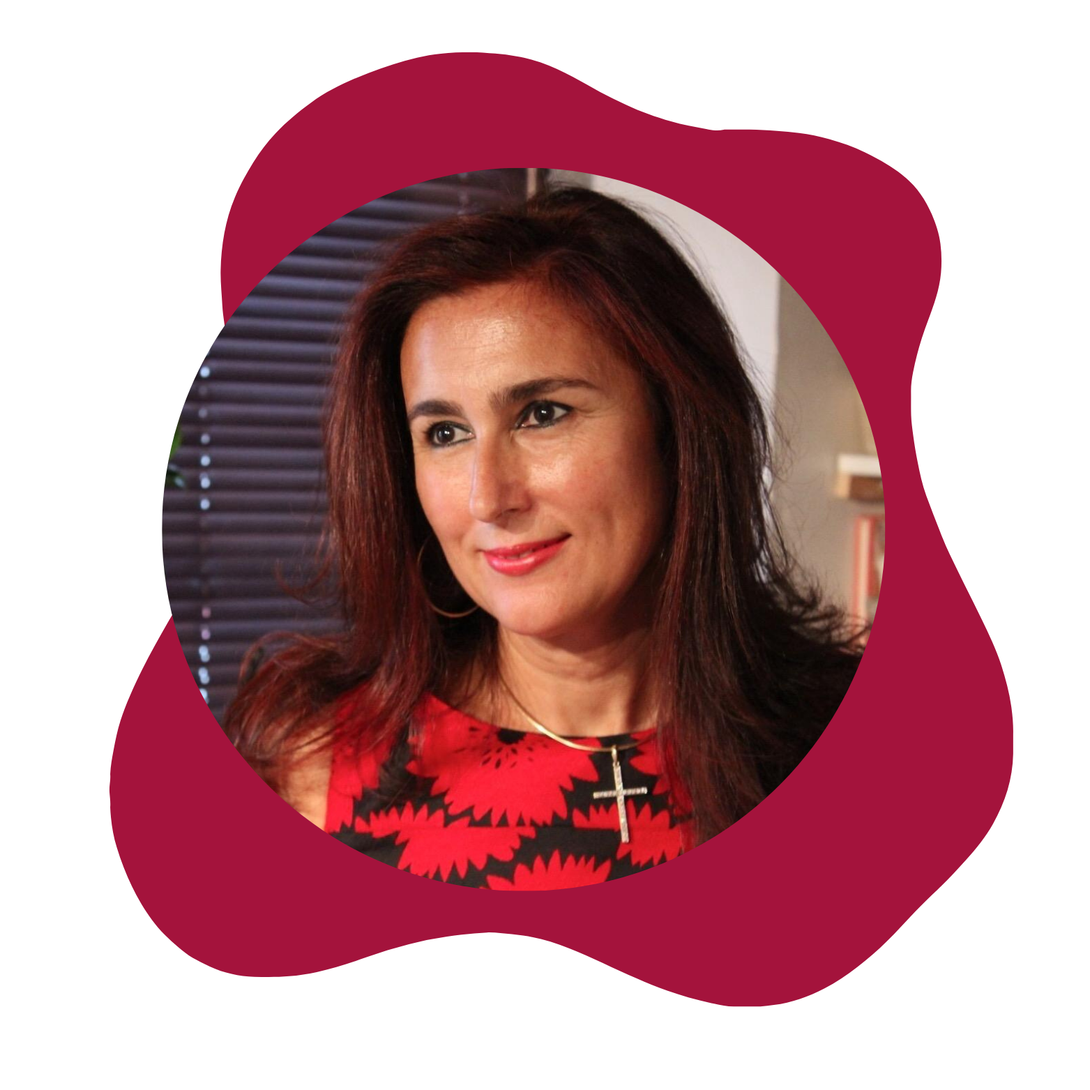 Portrait de Sofia voyance à Paris, spécialiste en sophrologie, guidance spirituelle, voyance et bien-être par téléphone ou dans le 12e arrondissement. 